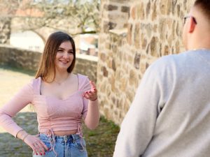 Frau beim Blind Date